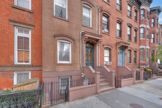 Photo - 251.5 York St