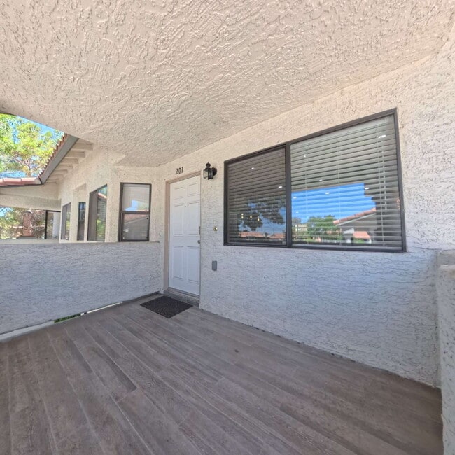 Building Photo - Stunning 2-Bedroom Condo 2nd Floor at The Lakes! Unit 201
