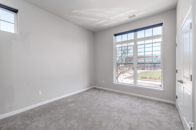1BR, 1BA - 744SF - Bedroom