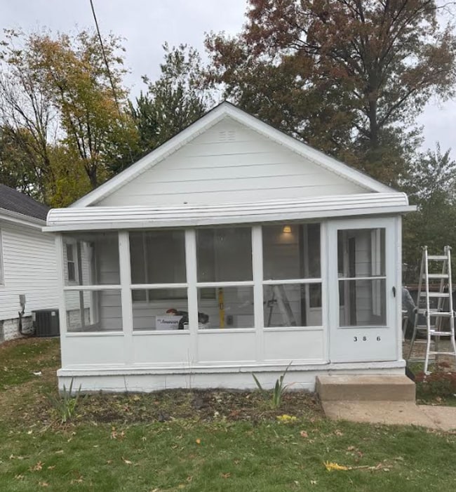 Building Photo - Single Family House 2 Bedroom, 2 Full Bath...