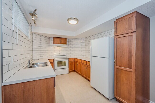 Photo - 986 Edinburgh Rd S Unit B