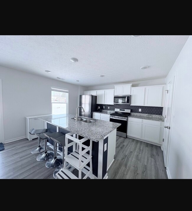 Photo - 382 Trinity Wy E