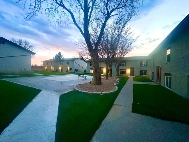 Building Photo - 800 Yucca Dr