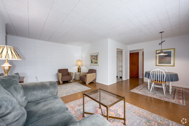 1BR, 1BA - 750SF - Living Room/Dining Room