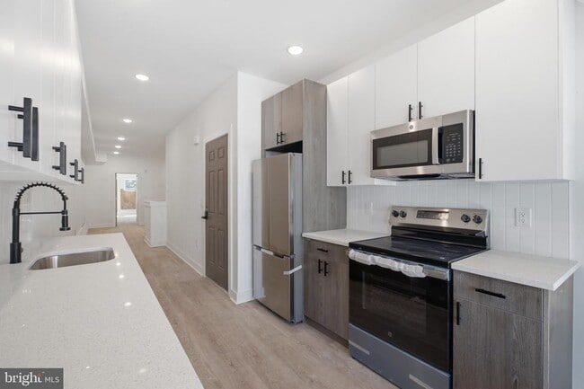 Building Photo - 669 N 39th St Unit 1