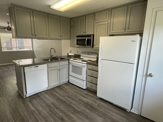 Photo - 2 BEDROOM @ UNT