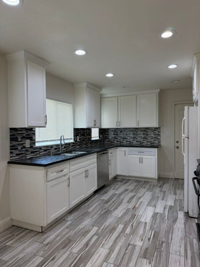 Building Photo - Desirable 3-bedroom 1 bath House