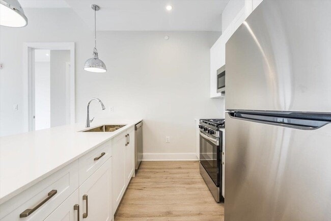 Building Photo - 667-665 Grand St Unit 306