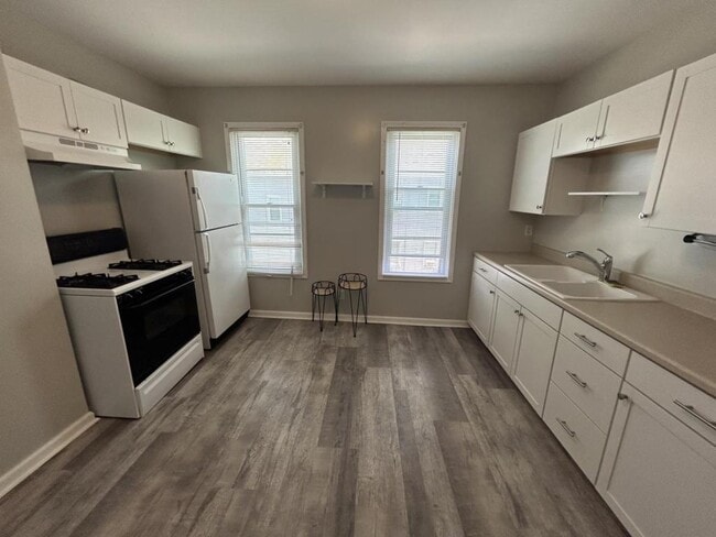 Building Photo - 81 Mariemont Ave Unit Upper