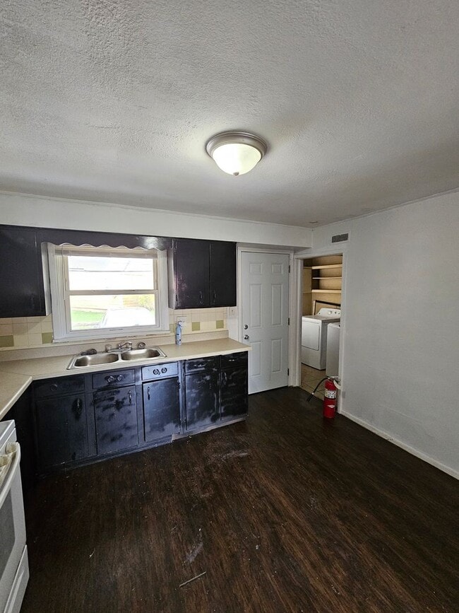 Photo - 3 Bedroom For rent ON S Central Unit 956