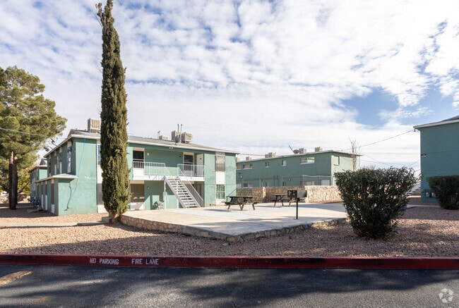 2BR 1BA - 665 SF