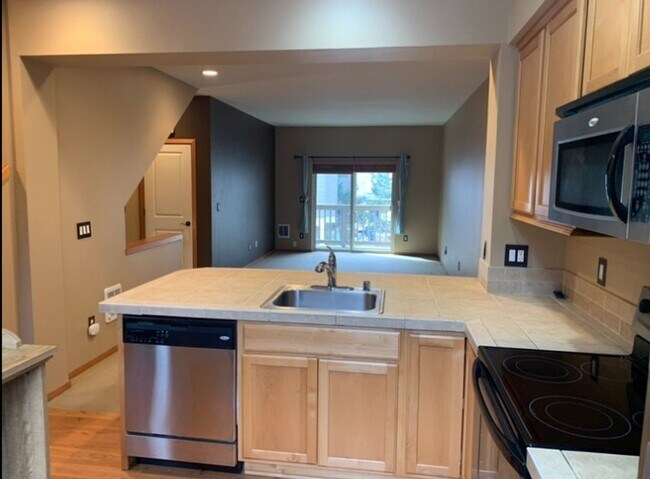 Photo - Spacious 2 Bed 2.5 Bath Townhome with Attached Garage in Cle Elum