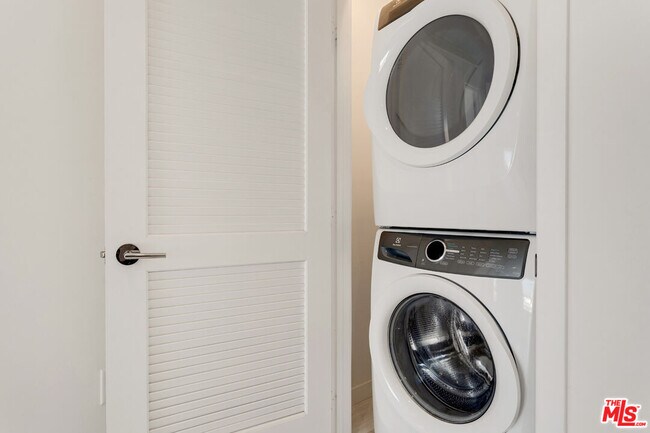 Photo - 1431 Armacost Ave Unidad 302