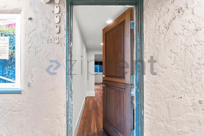 Photo - 6000 Bayview Ave