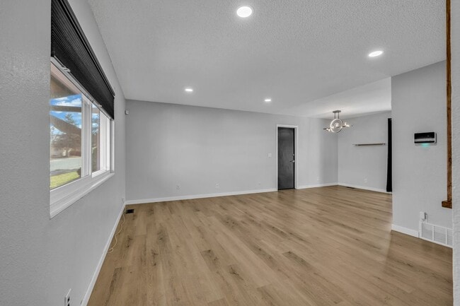 Photo - 5545 Elkhart St