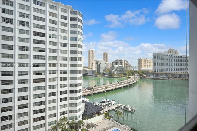 Building Photo - 905 Brickell Bay Dr Unit 1121