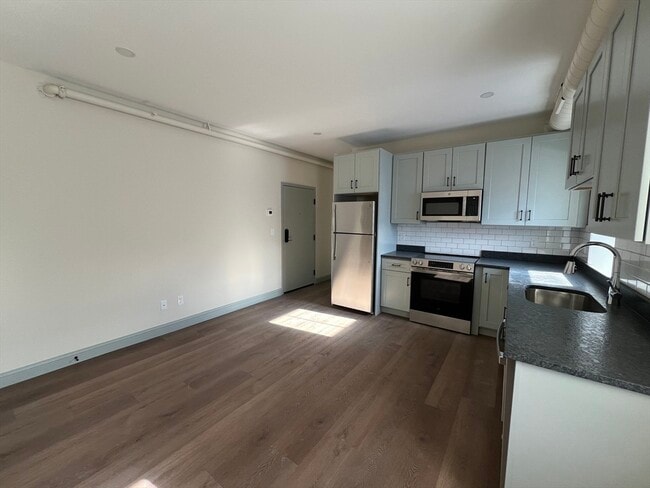 Photo - 160 Seabury St Unit 11