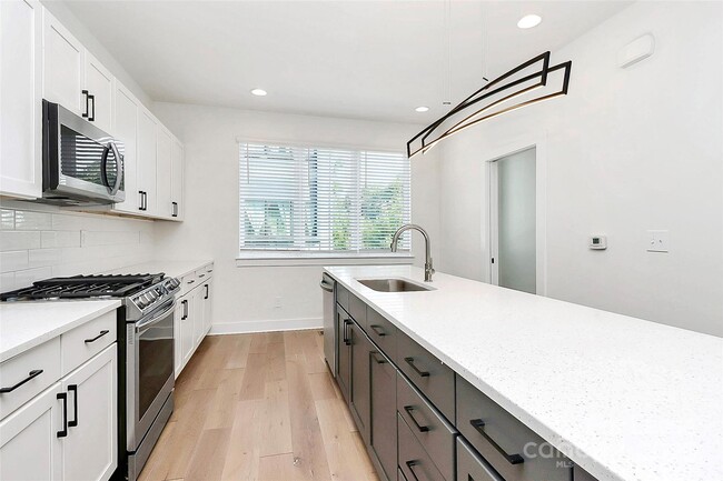 Photo - 1919 W Trade St