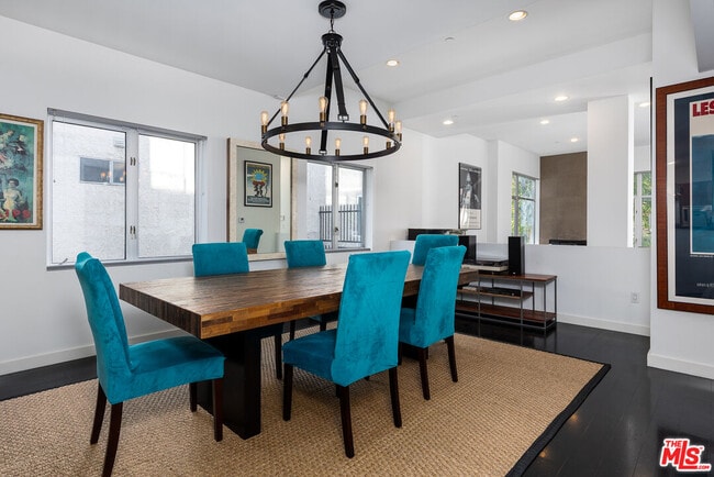 Photo - 900 N W Knoll Dr Unit 3