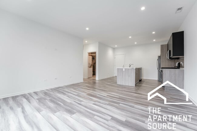 Building Photo - 2533 W Fullerton Ave Unit 503 Rental