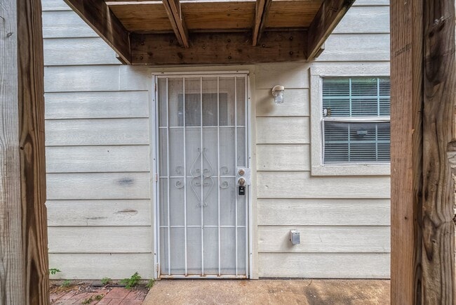 Photo - For Lease | Efficiency 1 Bath | 600 Sq Ft ...