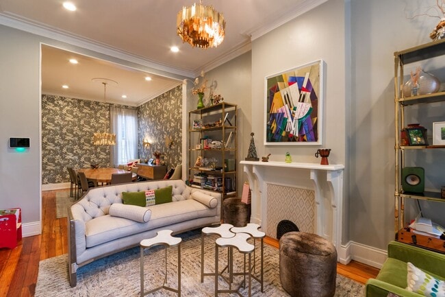 Building Photo - 5 Bedroom Townhouse in Spruce Hill
