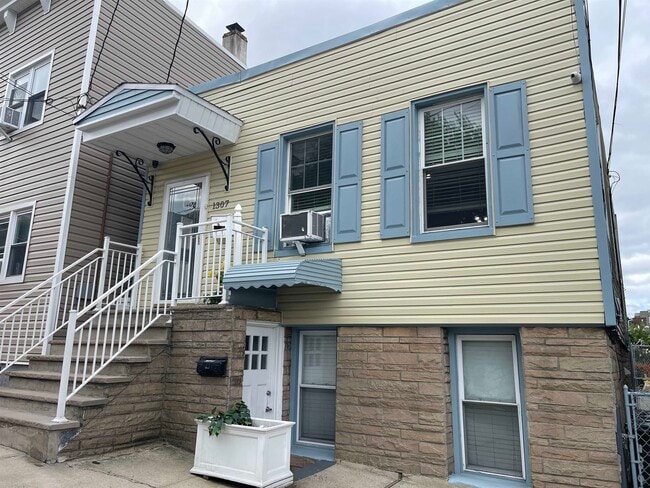 Building Photo - 1307 44th St Unit 1