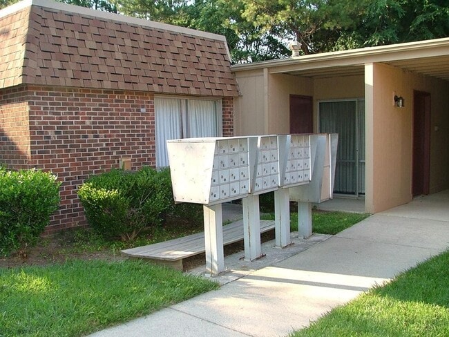 Building Photo - Chapel Hill / Hamlin Park Apt. AVAILABLE