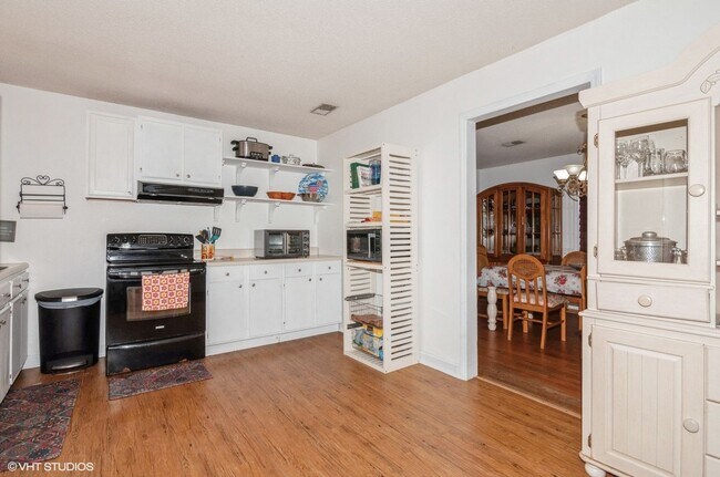 9938 Sandra Ln