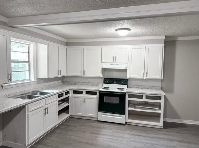 Building Photo - 450 Manila St Unit 450b Rental