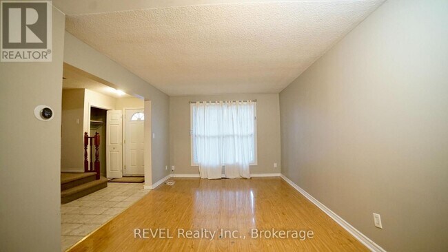 Photo - 32 Vintage Crescent