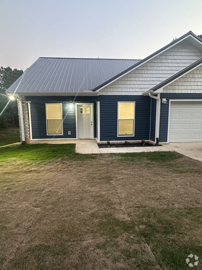 Building Photo - 3 BED 2 BATH HOUSE ON AN ACRE OF LAND! Pet...