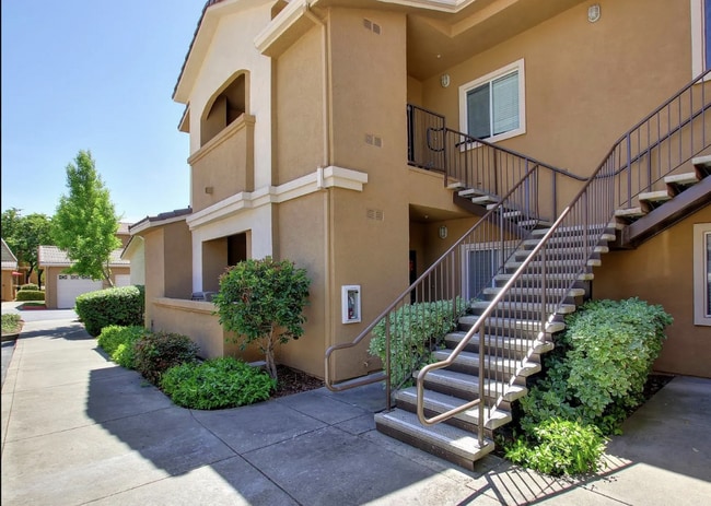 Building Photo - 2 BED 2 BATH CONDO IN GATED COMMUNITY WITH CLUBHOUSE AMMENITIES Unit 424