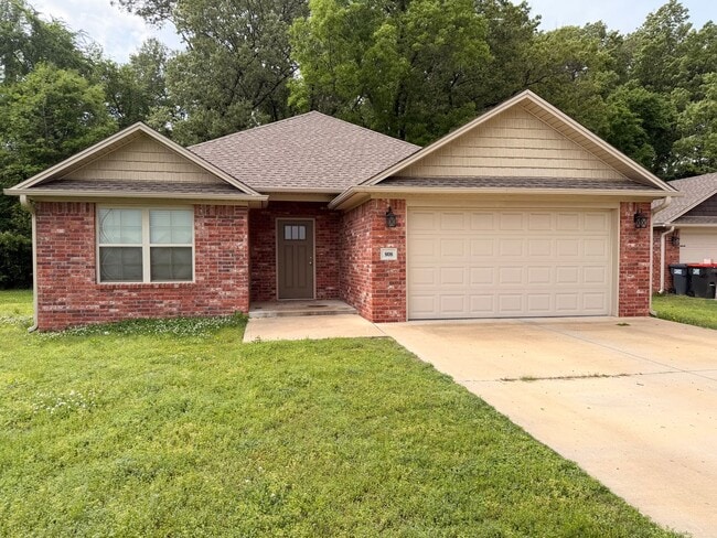 Building Photo - Come take a look at this three bedroom and two full bathroom home in Russellville, AR.