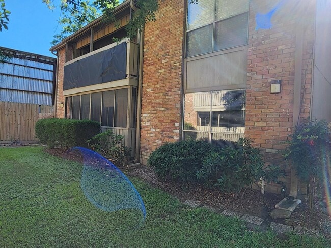 Building Photo - 5665 Birchmont Dr Unit H