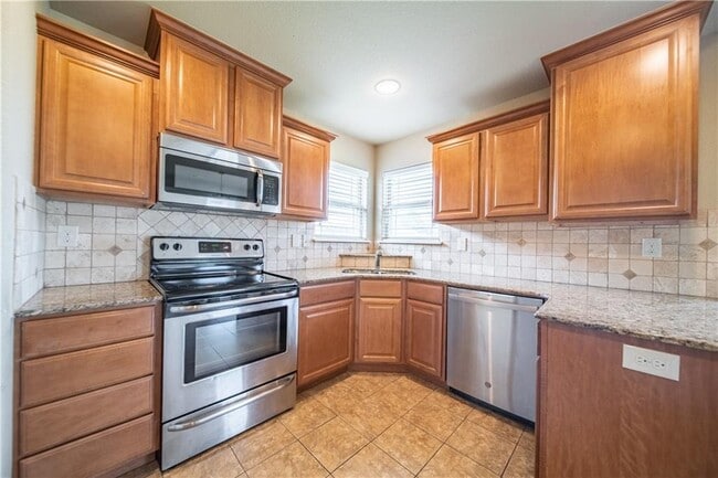 Photo - 704 SW Cabriolet St