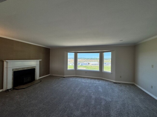 Building Photo - Large lower valley home, freshly remodeled, must see inside!