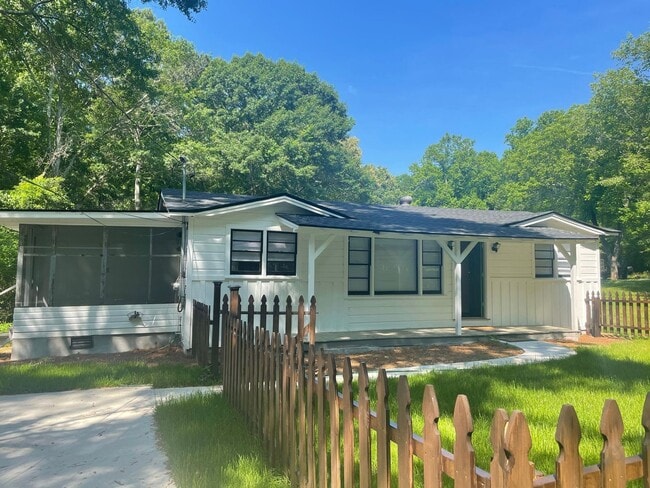 Building Photo - Charming Cottage on the Eastside Available Now