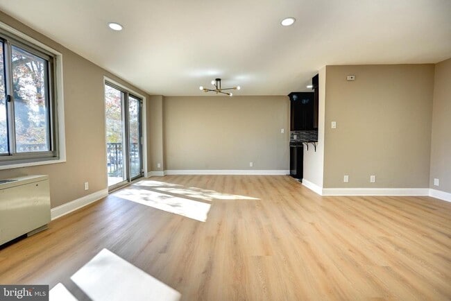 Building Photo - 1900 Lyttonsville Rd Unit 211