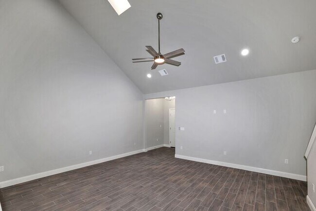 Photo - 7616 Woodford Ave