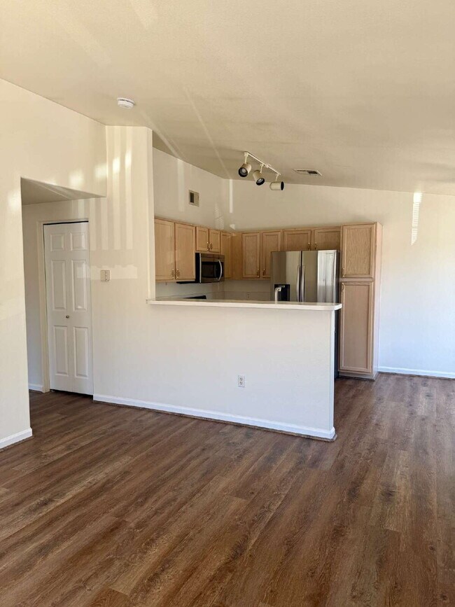 YOU WON'T WANT TO MISS OUT ON THIS CONDO!! 2 bed/ 2 bath Condo in Highlands Ranch!    MOVE IN SPE...