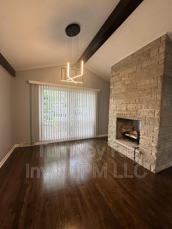 Photo - 923 W 187th St