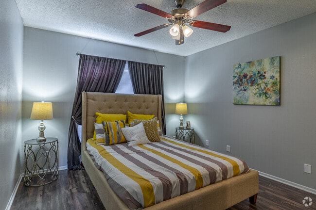 2BR, 1BA - 944 SF