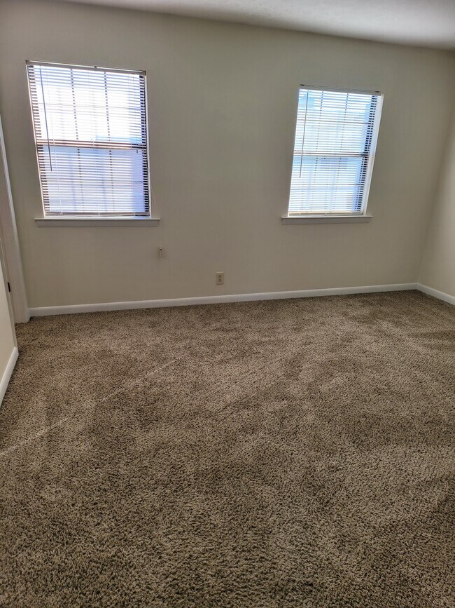 Photo - 255 Mayflower Ln N