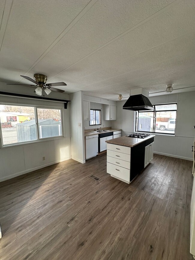 Photo - 102 E Water St