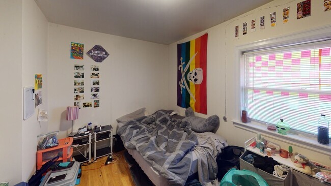 Building Photo - Unique BU Apartment