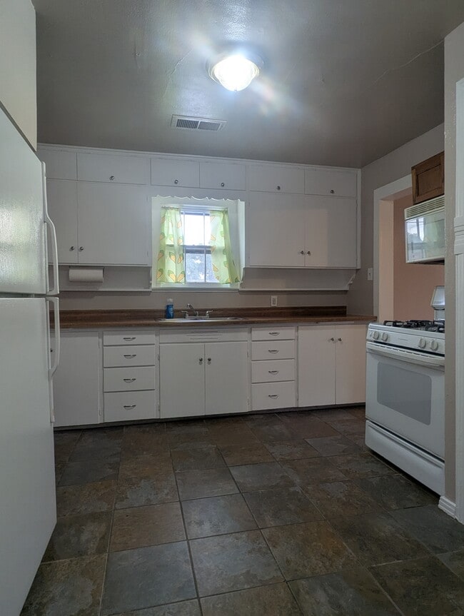 Photo - 900 McCormick St Unidad #1
