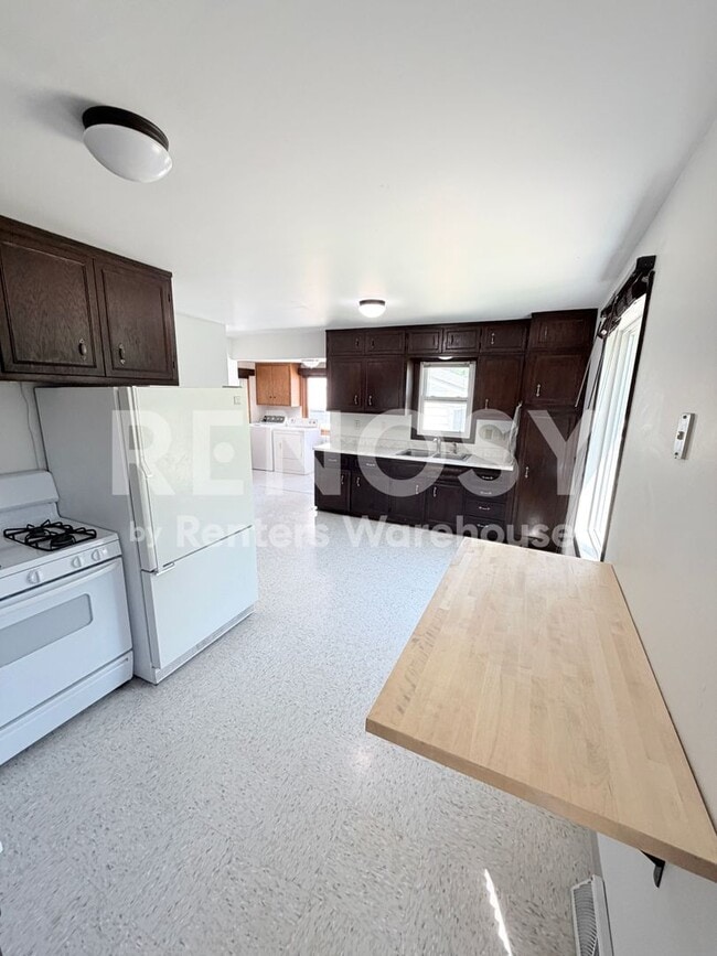 Photo - 320 Linden Ave W