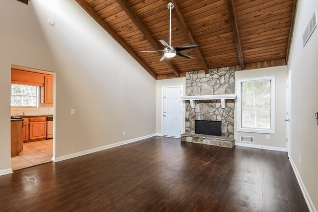 Photo - 185 Castleair Ct NE