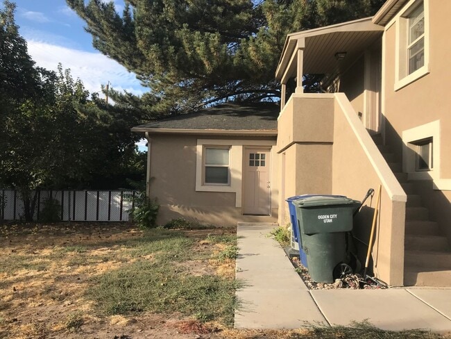 Building Photo - 2885 Van Buren Ave Unit 2885 Van Buren Ave #3 Rental